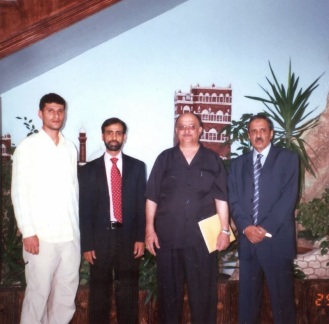 من اليمين محمد عبد الودود طارش، فضل النقيب، احد مدراء مجموعة هائل، وسام محسن النقيب